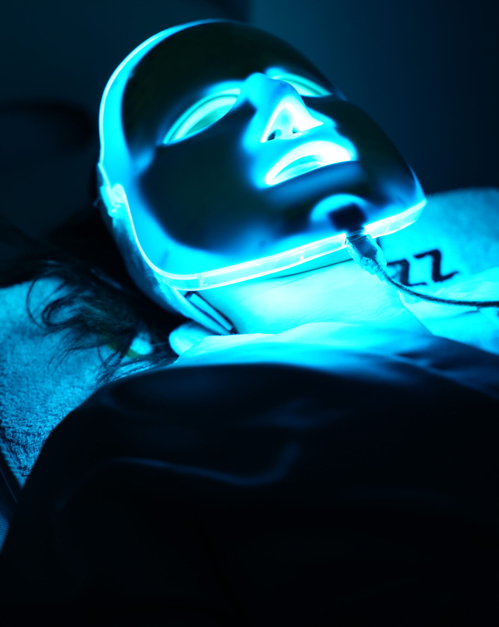 Mavi ışıklı LED maske işlemi uygulanan kadın